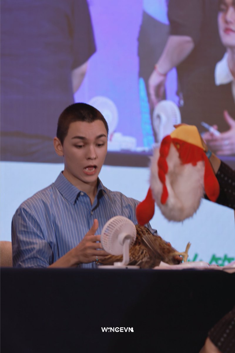 wincevn7's tweet photo. 2050729 Yizhiyu Fansign in Shanghai

🐔&amp;🥚
#vernon #버논 #최한솔 #バーノン
#崔瀚率 #Seventeen #세븐틴 https://t.co/ZzUxMBhrcW