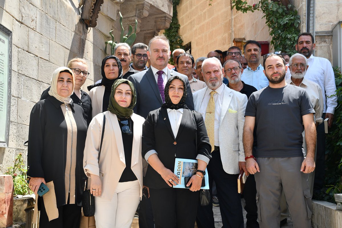 Harran Üniversitesi Rektörü Prof. Dr. Güllüoğlu Yazar ve Edebiyatçılarla Buluştu guneydogutv.com/haber/harran_u…