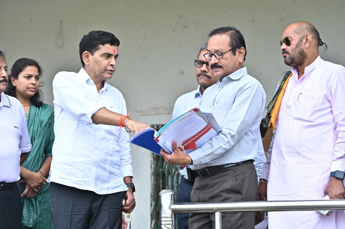 BalodaBazarDist's tweet image. 🎯 &quot;जल्द मिलेगा खिलाड़ियों को आधुनिक एथलेटिक ट्रैक का तोहफ़ा&quot; 🏃‍♂️

कैबिनेट मंत्री श्री टंकराम वर्मा ने निर्माणाधीन एथलेटिक्स ट्रैक का किया निरीक्षण।
@DeepakSoni_1 
#balodabazar 
#AthleticsTrack 
#SportsDevelopment 
#Chhattisgarh