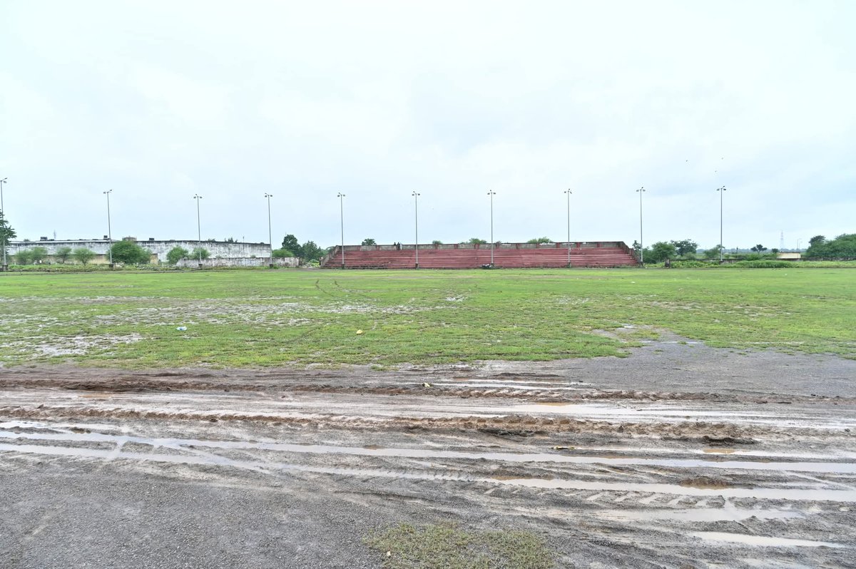 BalodaBazarDist's tweet image. 🎯 &quot;जल्द मिलेगा खिलाड़ियों को आधुनिक एथलेटिक ट्रैक का तोहफ़ा&quot; 🏃‍♂️

कैबिनेट मंत्री श्री टंकराम वर्मा ने निर्माणाधीन एथलेटिक्स ट्रैक का किया निरीक्षण।
@DeepakSoni_1 
#balodabazar 
#AthleticsTrack 
#SportsDevelopment 
#Chhattisgarh