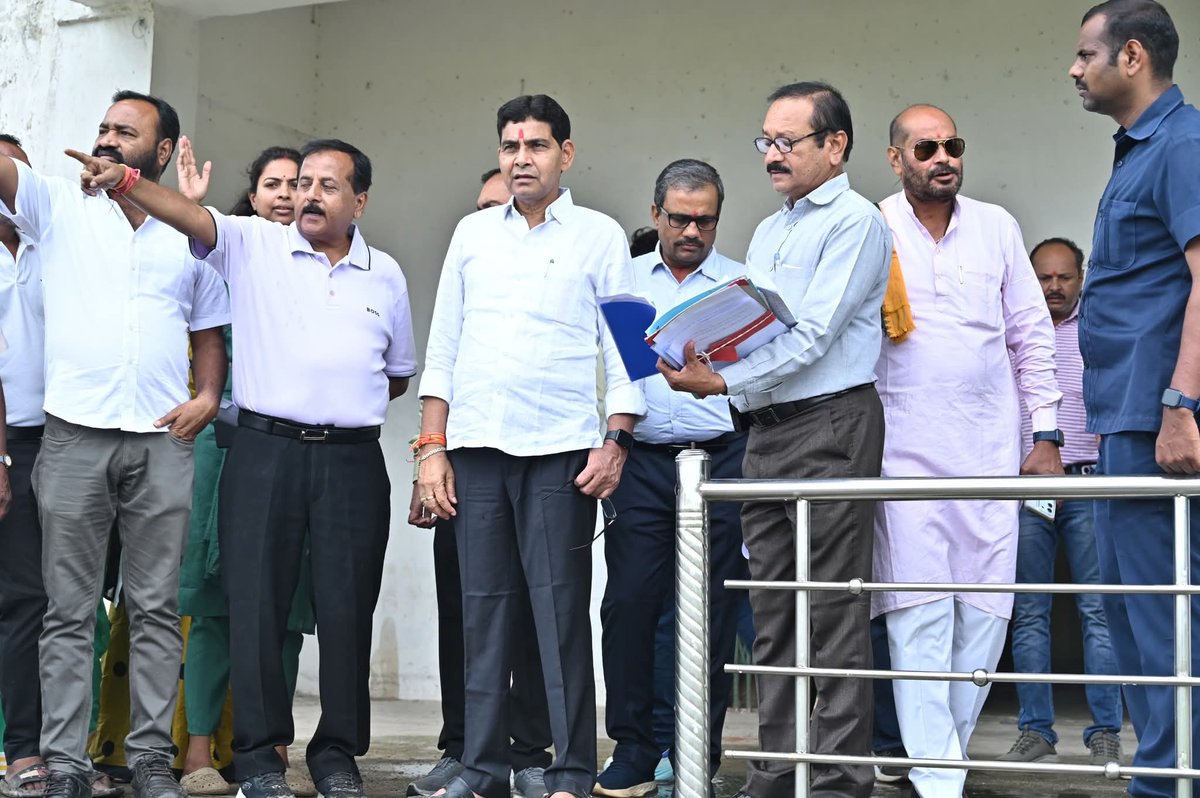 BalodaBazarDist's tweet image. 🎯 &quot;जल्द मिलेगा खिलाड़ियों को आधुनिक एथलेटिक ट्रैक का तोहफ़ा&quot; 🏃‍♂️

कैबिनेट मंत्री श्री टंकराम वर्मा ने निर्माणाधीन एथलेटिक्स ट्रैक का किया निरीक्षण।
@DeepakSoni_1 
#balodabazar 
#AthleticsTrack 
#SportsDevelopment 
#Chhattisgarh