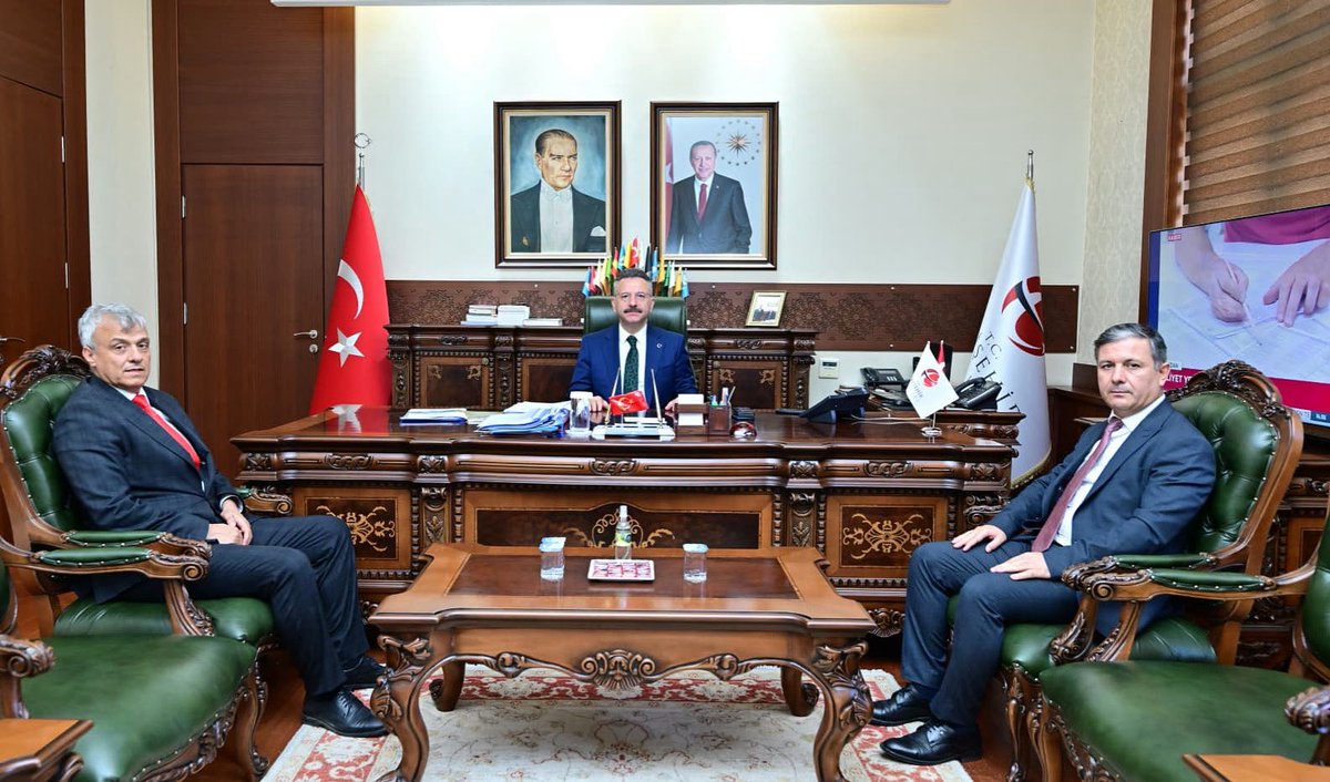 Uludağ Gümrük ve Dış Ticaret Bölge Müdürü Hüseyin Şanverdi ile Eskişehir Gümrük Müdürü Muhammet Uçar Valimiz Sayın Hüseyin Aksoy’u ziyaret etti.

<a href="/ValiAKSOY/">Hüseyin AKSOY</a> 
#Eskişehir