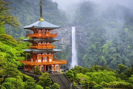 Miles de turistas van a Japón buscando sushi, neones y templos para Instagram.
Y se pierden lo mejor:
El Japón oculto.
El que no sale en TikTok.
El que no está en Tokio.

Voy a llevarte ahí, paso a paso.