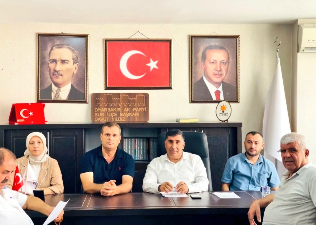 ilce_sur86076's tweet image. 📍#Sur | #İlçe Teşkilat Binası

İlçe Başkanımız @davutyildiz21, K.K.B @asiyebudak3, G.K.B V.Fırat Sert, İlçe Koord.Ömer Erdem;

Bugün ki Toplantı Gündeminde ⬇️

*Üye Çalışmaları
*Hane Ziyareti 
*Mahalle Başkanları hakkında Değerlendirme ve İstişare Toplantısı Gerçekleştirdiler.