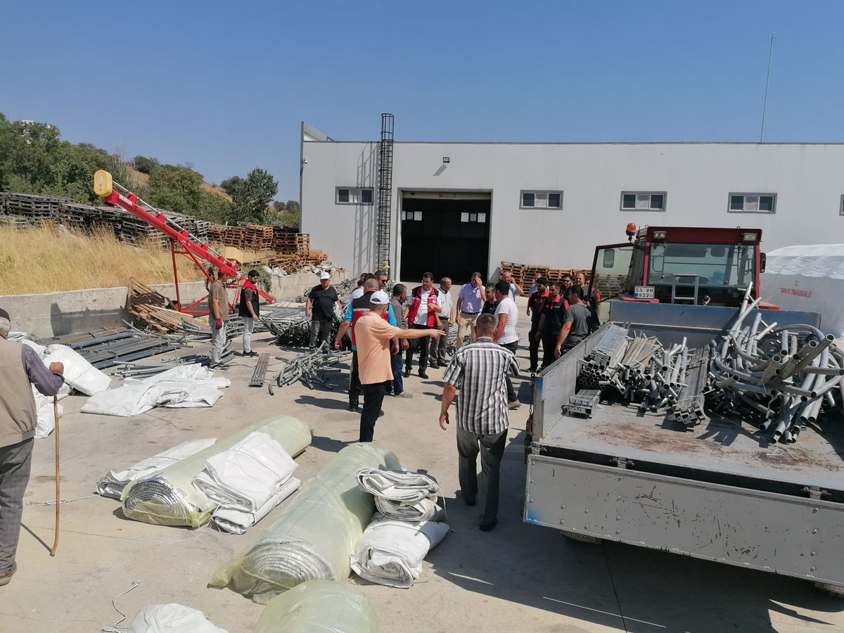 Tekirdağ/ Şarköy

Yangından zarar gören üreticilerimize termal izolasyonlu çadırlarımızı teslim ettik.

Sayın valimizin başkanlığında kıymetli muhtarlarımız ile yaptığımız toplantıda aldığımız kararları uyguladık.

Allah üreticilerimizin emeğini korusun.