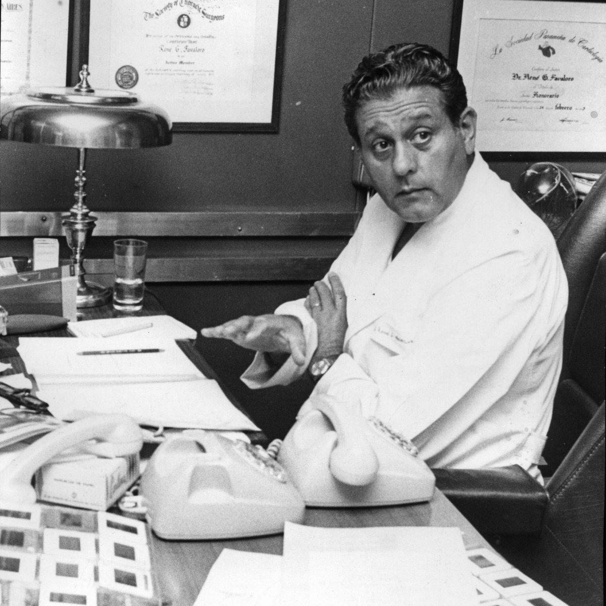 25 años desde la partida de René Favaloro, uno de los máximos exponentes de nuestro país, marcando un antes y un después en el mundo de la medicina. El Dr. tenía un compromiso social, profesional y humano inalterable, por eso será siempre un ejemplo para todos los argentinos