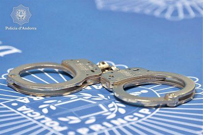 Diari d'Andorra (@diariandorra) on Twitter photo La policia deté un turista de 26 anys amb 15,3 grams de droga <a href="/andorra_policia/">Policia Andorra</a> buff.ly/ozx6kJC La policia deté un turista de 26 anys amb 15,3 grams de droga <a href="/andorra_policia/">Policia Andorra</a> buff.ly/ozx6kJC