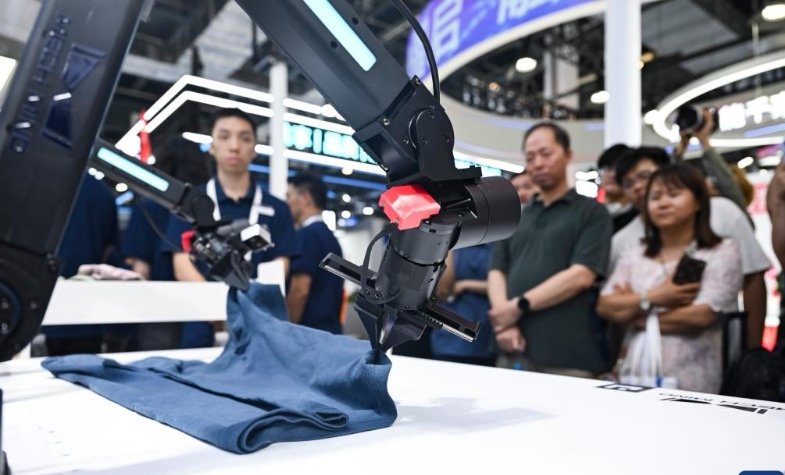 wheels_china's tweet photo. From live-line maintenance ,clothes-folding, to video creating,
2025 #WorldAIConference showcases diverse application scenarios of AI.
从在线维护、折叠衣服到视频制作,#2025世界人工智能大会展示了人工智能的多种应用场景。 https://t.co/6Xl8yKjlut