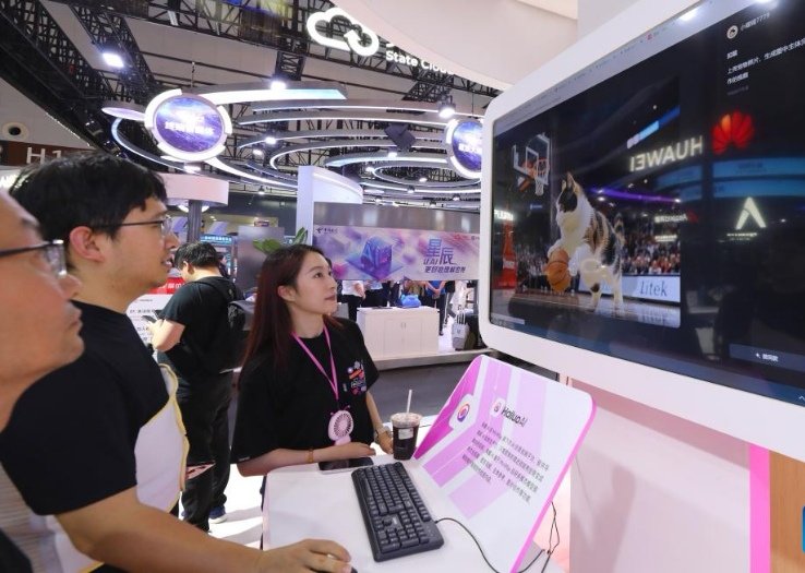 wheels_china's tweet photo. From live-line maintenance ,clothes-folding, to video creating,
2025 #WorldAIConference showcases diverse application scenarios of AI.
从在线维护、折叠衣服到视频制作,#2025世界人工智能大会展示了人工智能的多种应用场景。 https://t.co/6Xl8yKjlut
