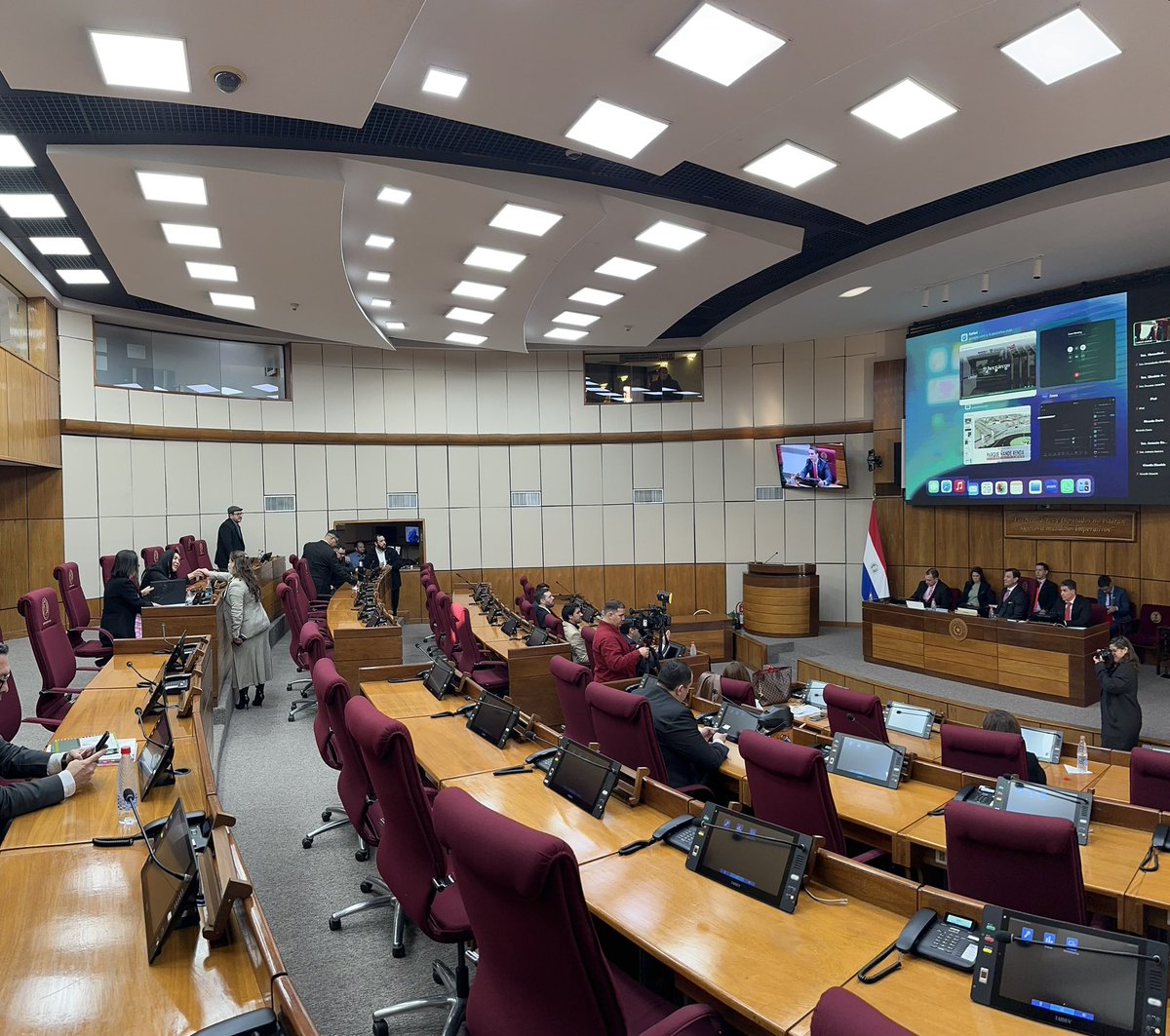 Dirección Sala de Sesiones del Senado (@dss_senado) on Twitter photo Reunión de la Comisión de Hacienda y Presupuesto presidida por el Senador <a href="/BetoOvelarANR/">Beto Ovelar</a>.
<a href="/CelesteSenadora/">Celeste Senadora</a> <a href="/esperanza_py/">Esperanza Martinez</a> <a href="/pipodiazveron/">Pipo Díaz Verón</a> <a href="/LiderAmarilla/">Líder Amarilla</a> <a href="/EverVillalba_Py/">Ever Villalba</a> <a href="/SenaHermelinda/">Hermelinda Alvarenga de Ortega (Oficial)</a> <a href="/DionisioAmarill/">Dionisio Amarilla Guirland</a>
Sala de Sesiones del Senado. Reunión de la Comisión de Hacienda y Presupuesto presidida por el Senador <a href="/BetoOvelarANR/">Beto Ovelar</a>.
<a href="/CelesteSenadora/">Celeste Senadora</a> <a href="/esperanza_py/">Esperanza Martinez</a> <a href="/pipodiazveron/">Pipo Díaz Verón</a> <a href="/LiderAmarilla/">Líder Amarilla</a> <a href="/EverVillalba_Py/">Ever Villalba</a> <a href="/SenaHermelinda/">Hermelinda Alvarenga de Ortega (Oficial)</a> <a href="/DionisioAmarill/">Dionisio Amarilla Guirland</a>
Sala de Sesiones del Senado.