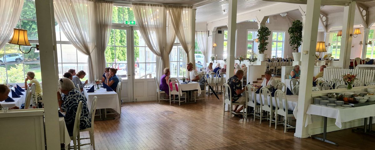 Den vackra restaurangen Badhuset vid Gustavsberg serverar lunch. 

Gustavsberg, Uddevalla är Sveriges äldsta bad- och kurort från sent 1700-tal. Med en glansperiod under första hälften av 1800-talet. Med flertalet av 1800 -talets byggnader kvar.