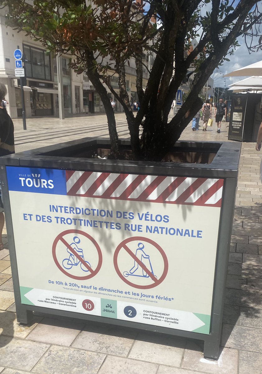 Sinon je conseille aux cyclistes et trottinettistes amienois râlant sur l’interdiction de foutre en l’air les piétons dans les rues piétonnes de ne pas venir passer leurs vacances à Tours ;-) (oui je trolle)