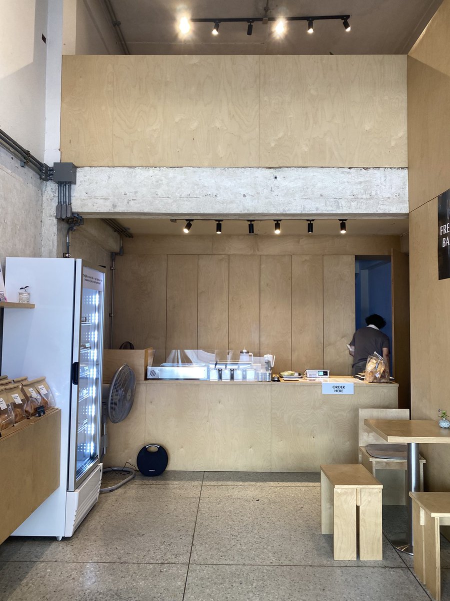 heumcat's tweet photo. ใ��รอยู่รังสิตแถวฟิวเจอร์ไรงี้ แนะนำร้าน nhubnhub ตรงตลาดรังสิต เหมือนเจ้าของร้านเป็นแชมป์เบเกอรี่ค่ะ ขนมปังอร่อยมากกก ราคาน่ารักสุด ๆ อย่างอันนี้ ชิโอะปังราคา 60.- ได้ 2 ชิ้น😭 https://t.co/UkiuZwK2YK