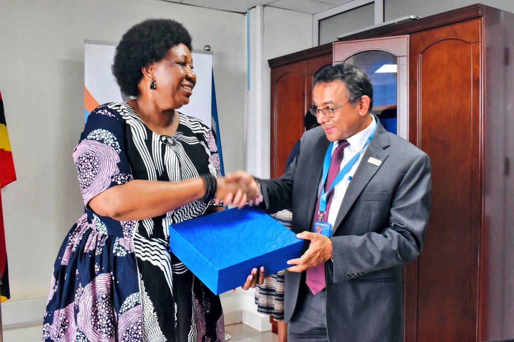 UHRC_UGANDA's tweet image. This morning, @ChairpersonUhrc, joined by the Director Monitoring and Inspection @RSsekindi met a delegation from @UNICEFUganda headed by Dr. Robin Nandy, the UNICEF Representative in Uganda. They pledged to support us in monitoring children’s rights, capacity building and…