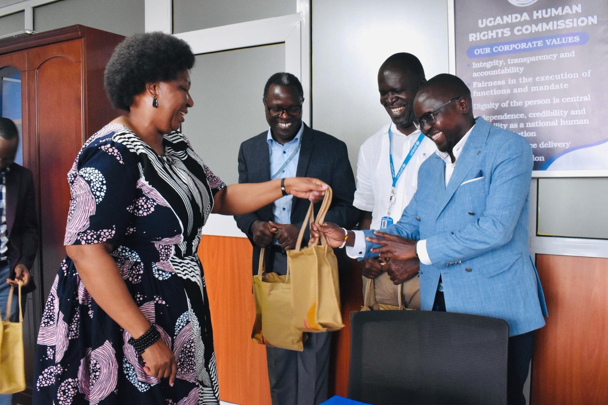 UHRC_UGANDA's tweet image. This morning, @ChairpersonUhrc, joined by the Director Monitoring and Inspection @RSsekindi met a delegation from @UNICEFUganda headed by Dr. Robin Nandy, the UNICEF Representative in Uganda. They pledged to support us in monitoring children’s rights, capacity building and…