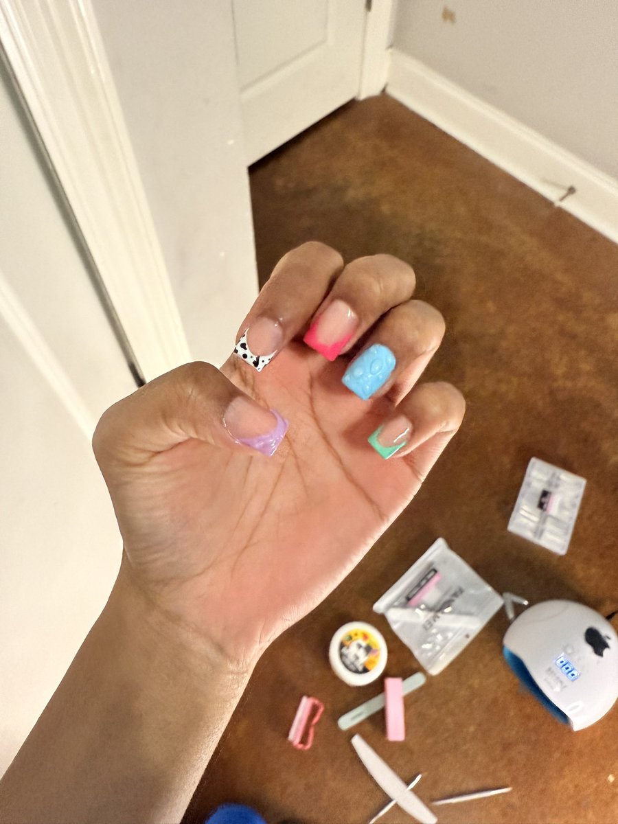 vviewfrmfivetwo's tweet photo. just did my nails for the second time i think it looks really good https://t.co/XG9RolVWPI