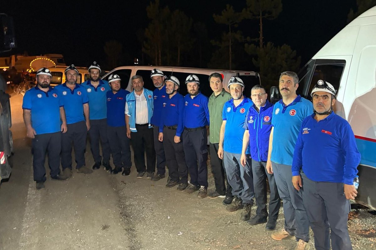 DiyanetVakfi's tweet photo. Bursa Harmancık’ta meydana gelen orman yangınına, Osmangazi Şubemize bağlı arama kurtarma ekibimiz AFAD koordinasyonunda soğutma çalışmalarına destek veriyor.

Aynı zamanda Bursa Şubemize bağlı mobil ikram aracımızla, afetzedelere ve yangın söndürme ekiplerine 24 saat esaslı ikram hizmeti sunuyoruz.

#YolunİyilikOlsun
