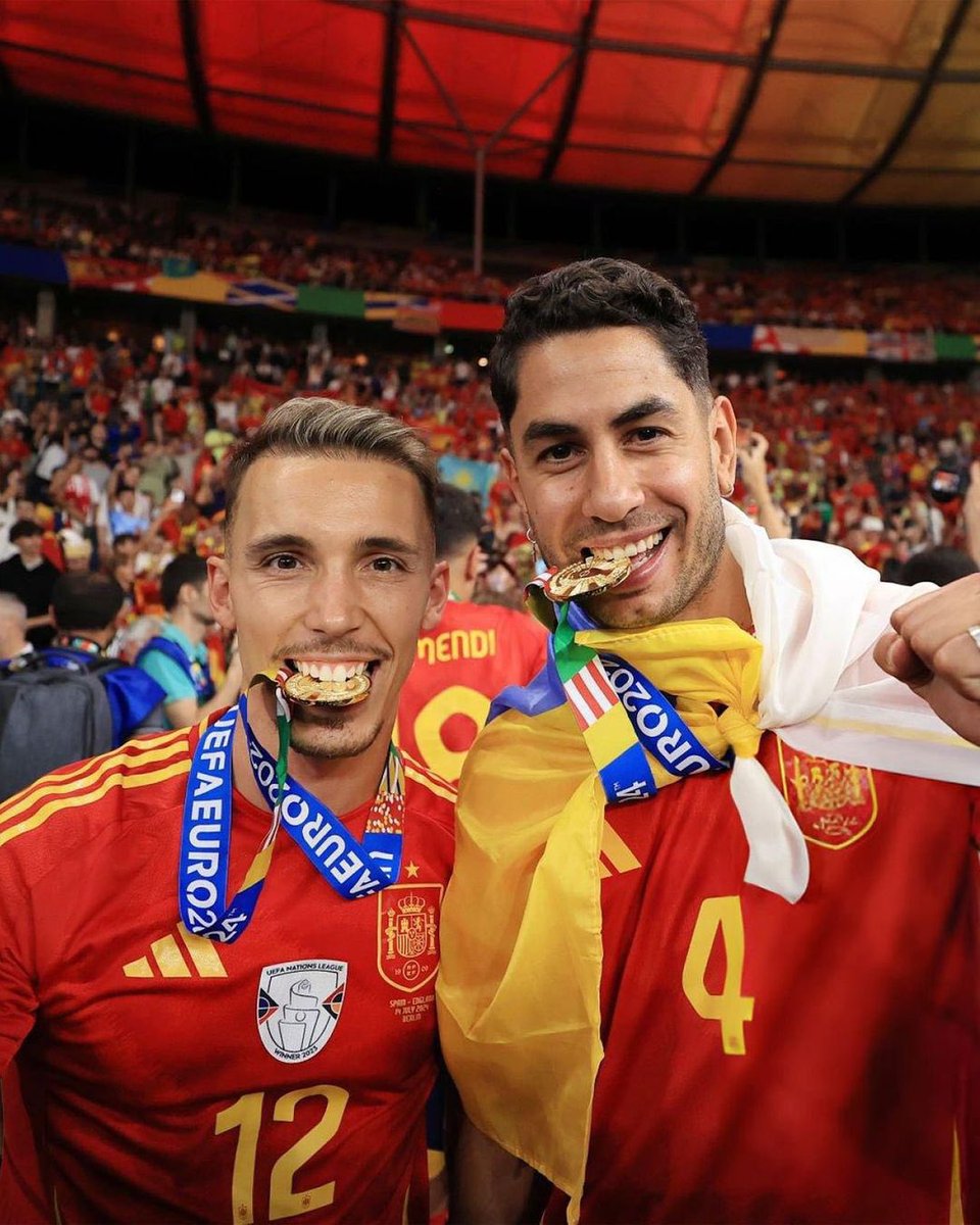 Feliz día <a href="/AyozePG/">Ayoze Perez</a>!!!! 🎂🥇🇪🇸 #Friends #VamosEspaña