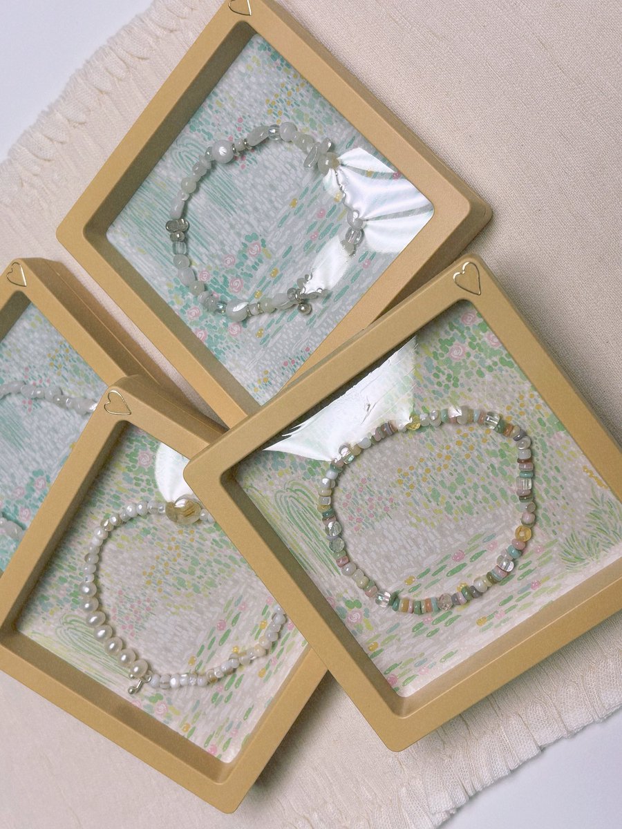 포장 작업까지 끝😆 

우레탄줄이라 쉽게 착용 가능🌟 
착용 후 원석을 정렬해주시면 더 더 예뻐요!!
액세서리 보관용도로 재활용 할 수 있는 케이스에 담았습니다🥰 
내부에 메모지를 떼고 쓰세요🫶

📢실버로 작업한 팔찌는 미착용시 밀폐보관 해주세요.