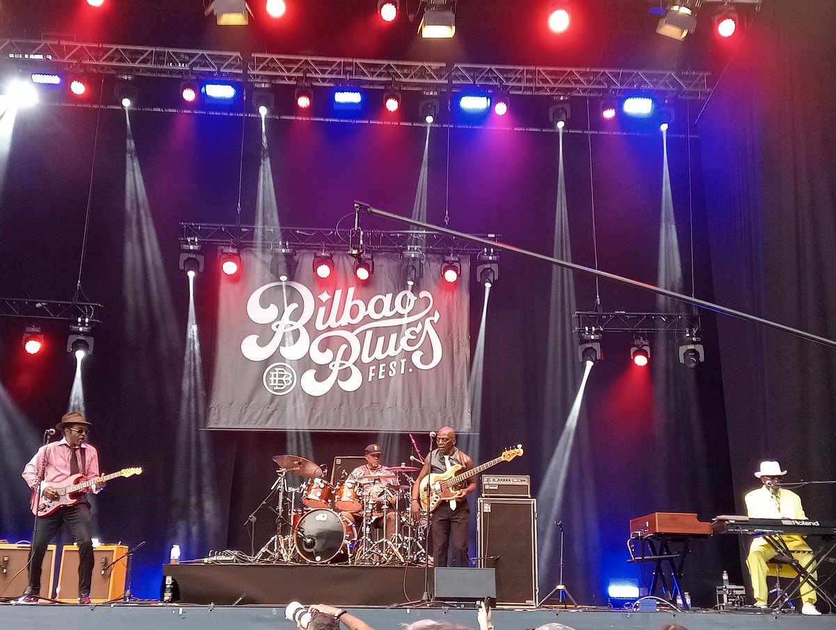 Ultrasonicos1's tweet image. Los bizkainos @MQTheWetDogs fueron los encargados de abrir la primera jornada del #Bilbao Blues Festival en el Arenal. Luego llegaría the King of Blues y los canadienses Blackburn Brothers.
lc.cx/MiBrGg