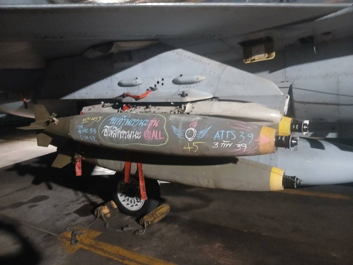 ArmyMilitaryHD's tweet photo. ภาพเครื่องบินขับไล่ F-16 ของกองทัพอากาศไทยติดตั้งระเบิด Mark 82 ข้างละ 3 ลูก รวมจำนวน 6 ลูก นํ้าหนักรวม 3,000 ปอนด์ ก่อนที่จะนำไปปฏิบัติการโจมตีทางอากาศโจมตีเป้าหมายของหน่วยปฏิบัติการพิเศษปกป้อง #ฮุนเซน (BHQ) ที่ #ปราสาทตาควาย เมื่อคํ่าคืนวาน (28 กค)
.
A #RoyalThaiAirForce #F16 fighter jet equipped with #Mark82 bombs, each weighing 500 pounds, with 3 bombs on each side totaling 6 bombs, and a combined weight of 3,000 pounds, before being deployed for an air strike against targets of the #HunSen Protection Special Operations Forces (#BHQ) unit at #PrasatTaKhwai last night (July 28).
.
#ThailandCambodia #CambodiaOpenedFire #cambodiaopenedfirefirst #Thailand #Cambodia #ThailandCambodiaWar #CambodiaNoCeasefire #Cambodiaceasefirefake #cambodianonstopfiring