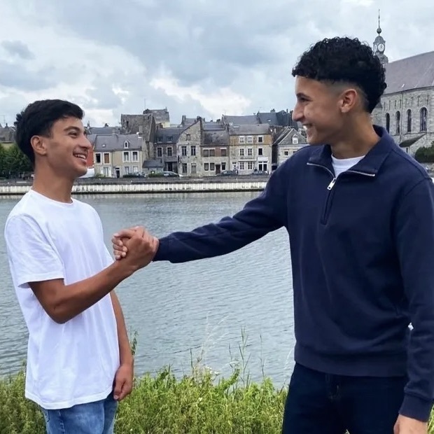 🇫🇷 Dans les Ardennes, deux adolescents de 15 et 16 ans ont sauvé une femme de la noyade dans la Meuse. L’un d’eux, récemment diplômé jeune sapeur-pompier, a appliqué ses gestes de secours pour la sortir de l’eau avec l’aide de son ami. Le maire leur remettra la médaille de la