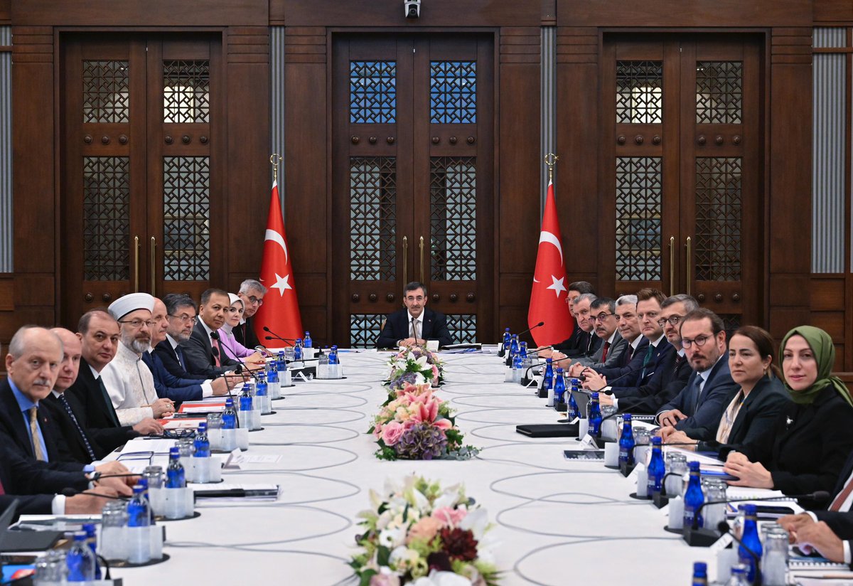 erolozvar's tweet image. Cumhurbaşkanı Yardımcımız Sayın @_cevdetyilmaz başkanlığında Cumhurbaşkanlığı Külliyesinde düzenlenen Bağımlılıkla Mücadele Yüksek Kurulu toplantısına katıldık. 2024-2028 Stratejik Eylem Planı çerçevesinde Yükseköğretim Kurulumuzca bağımlılıkla mücadele konusunda yürütülen…