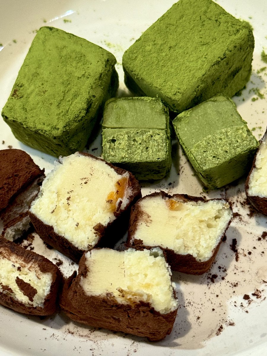 내돈내산 복숭아랑 말차 시켰는데
양보고 와 비싸다싶었지만
맛보고 가격값한다고 생각했음

진짜 복숭아 농축해놓은 듯 복숭아향이 찐하고
과육 쫀득하게 씹히는 게 킥이네요 진짜 맛있다.. 

근데 개인적으로 말차가 쌉싸래하고 찐하고 덜 달아서 더 맛있었어요.. 일단 둘다 로이스랑 절대비교불가임