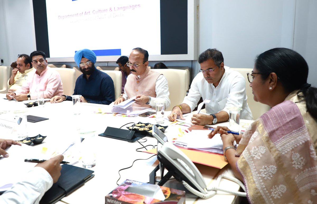 आज दिल्ली सरकार की कैबिनेट बैठक में एक ऐसा निर्णय लिया गया जिससे दिल्ली के युवाओं के टैलेंट को वैश्विक स्तर पर पहचान मिलेगी।

हमारी सरकार ने कला एवं संस्कृति विभाग की “हौसलों की उड़ान” योजना को मंज़ूरी दी है। इस योजना से दिल्ली के लगभग 50 लाख युवाओं को जोड़ा जाएगा। यह एक ऐसी पहल