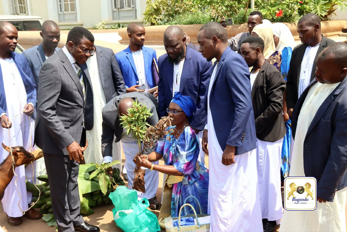 jeema256's tweet image. Today 29th July 2025, members of Justice Forum Youth League, accompanied by the party Secretary-General Mr. Kateregga Mohamed, and cabinet ministers paid a courtesy visit to the Katikkiro of Buganda Kingdom Owek, Charles Peter Mayiga.