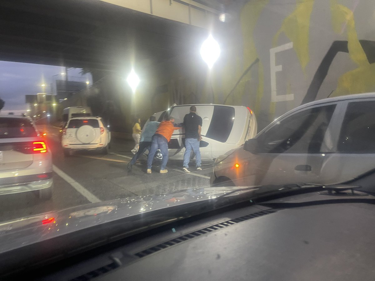 losuna74's tweet photo. Se registra accidente vehicular en Av. López Mateos antes del desnivel de la Minerva, de sur a norte. @Trafico_ZMG @zona3noticias https://t.co/wGe3qCNC3Q