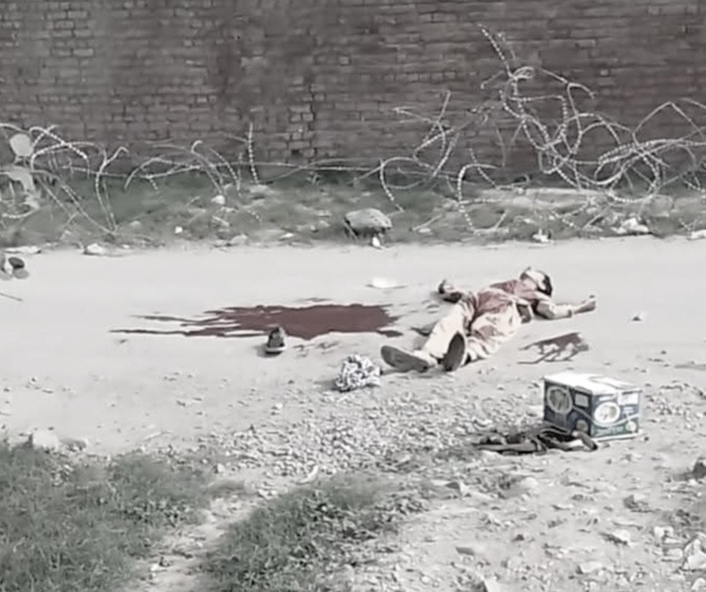 یہ 13 سالہ معصوم بچہ نہ دہشتگرد تھا، نہ کسی جنگ کا حصہ۔ اس کے ہاتھوں میں صرف خواب تھے، نہ کہ ہتھیار۔ مگر آج دہشتگرد پاکستانی فوج نے اس کا بچپن چھین لیا، اور ماں کی گود اجاڑ دی۔ یہ کیسی جنگ ہے جو دہشتگردوں سے نہیں، ہمارے بچوں سے لڑی جا رہی ہے؟
#BajaurUnderStateAttack