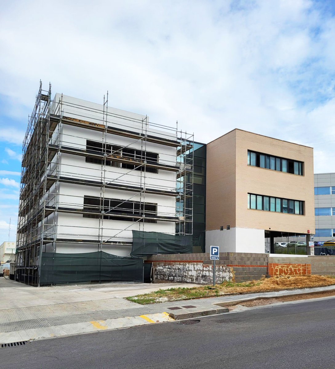 Muy ilusionado de compartir con vosotros los avances de nuestras nuevas oficinas. Un espacio para integrar equipos, potenciar la comunicación y seguir creciendo como compañía. Tengo claro que cuando trabajamos juntos, logramos más. ¡Ya falta poco! linkedin.com/posts/jose-vic…