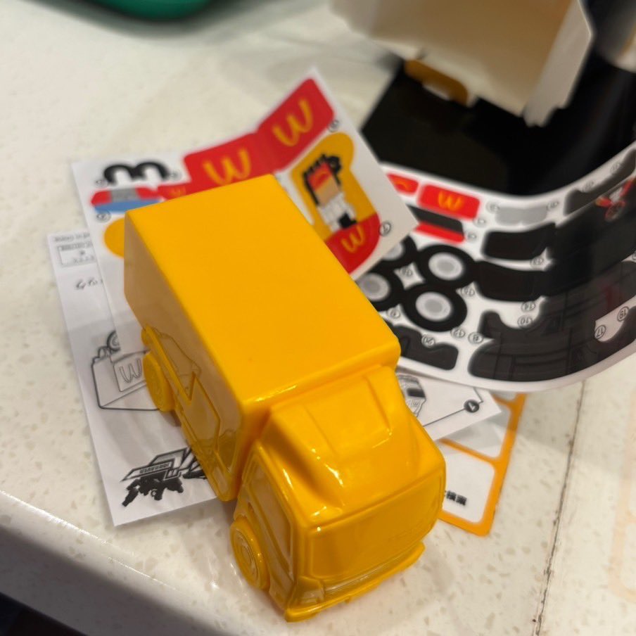 みあみおです❤️💛
今週はネタ合わせを行いました✨
ところで皆さんはハッピーセットの車にシールを貼ったことはありますか？
みおちゃんがやってたんですが、細かいパーツが多くて難しそうでした…
衣装も先週決めたものから少し変わることになりました、大丈夫かな…
【海愛】
 #Furicopyfesta9