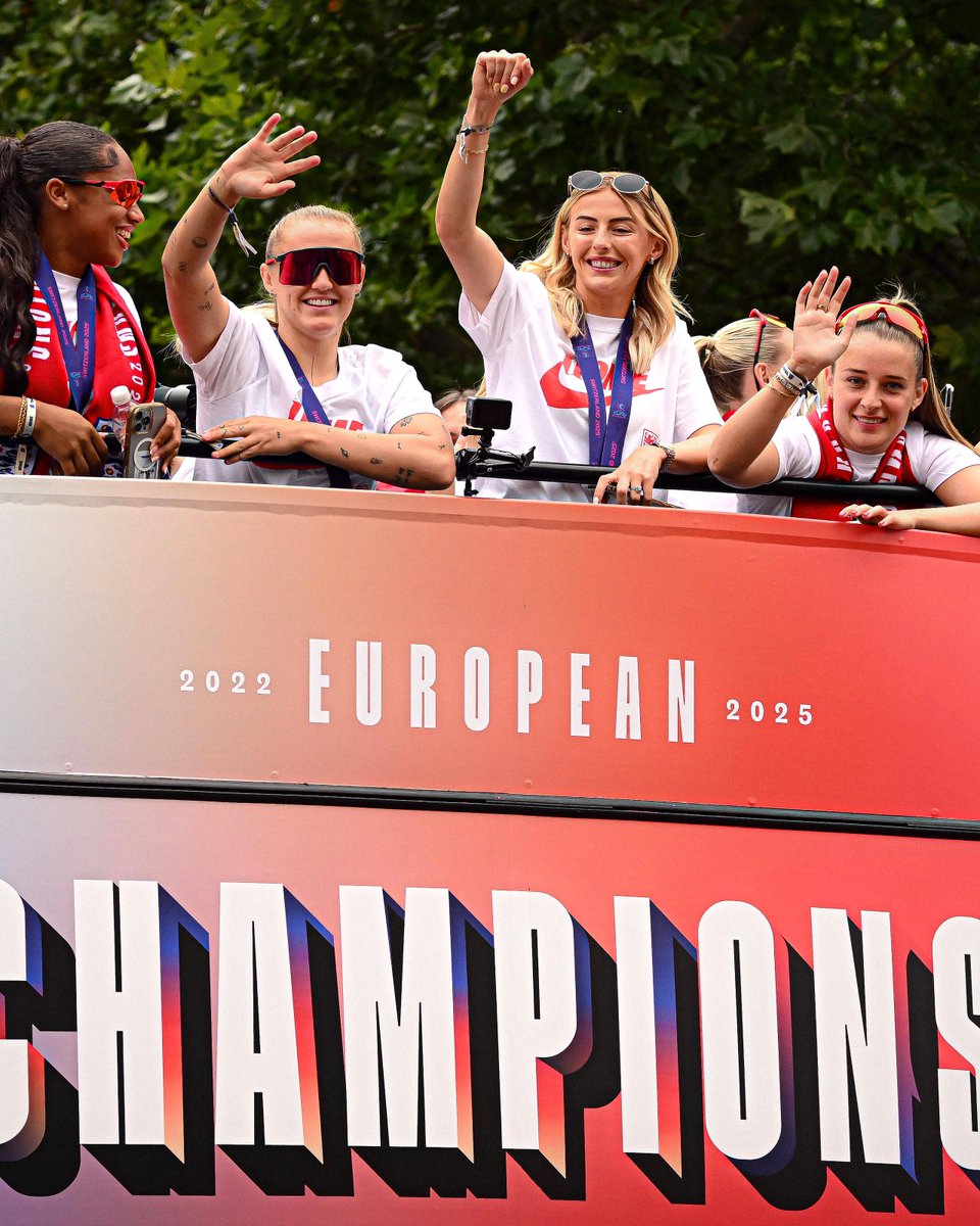 brfootball's tweet photo. The European champs arrive in London 🦁🏆 https://t.co/Q2rn0tj2Ol
