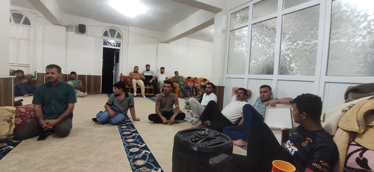 Barış ve Demokratik Toplum Buluşmaları kapsamında bugün Karaköprü ilçesine bağlı Parçinek (Türkmen) Köyü’nde büyük bir kitle toplantısı gerçekleştirdik. 

Di çarçoveya Civînên Aştî û Civaka Demokratîk de, em îro civînek mezin li Gundê Parçinek (Tirkmen) a navçeya Pirareş li dar