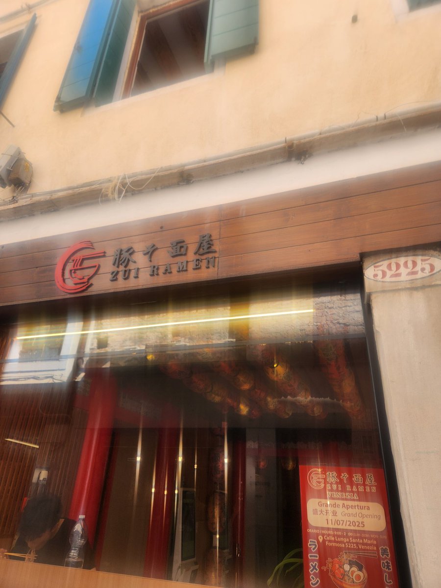 ベネチアにラーメン屋が！

でも名前が「豚そ面屋」

そーめん？
豚ら面屋のら、と　そ、間違えた？

ラーメン屋でこういう書き方あるの？

日本語ワカラナイ😖助けて！
