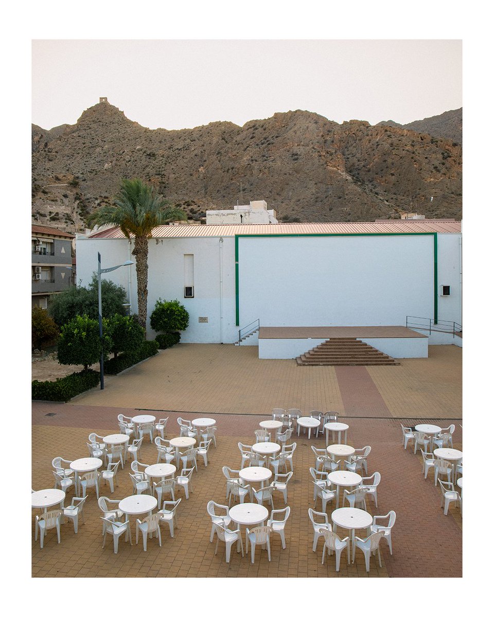 ¡El verano está lleno de costumbres que merecen ser Patrimonio Cultural de la UNESCO! 
1⃣Tomar el fresco, sentarse al aire libre en las noches de verano
2⃣La sobremesa con el melón de agua🍉
3⃣Dormir una siesta en la playa, en la pinada o en la huerta 😴
4⃣Ir al cine de verano📽️