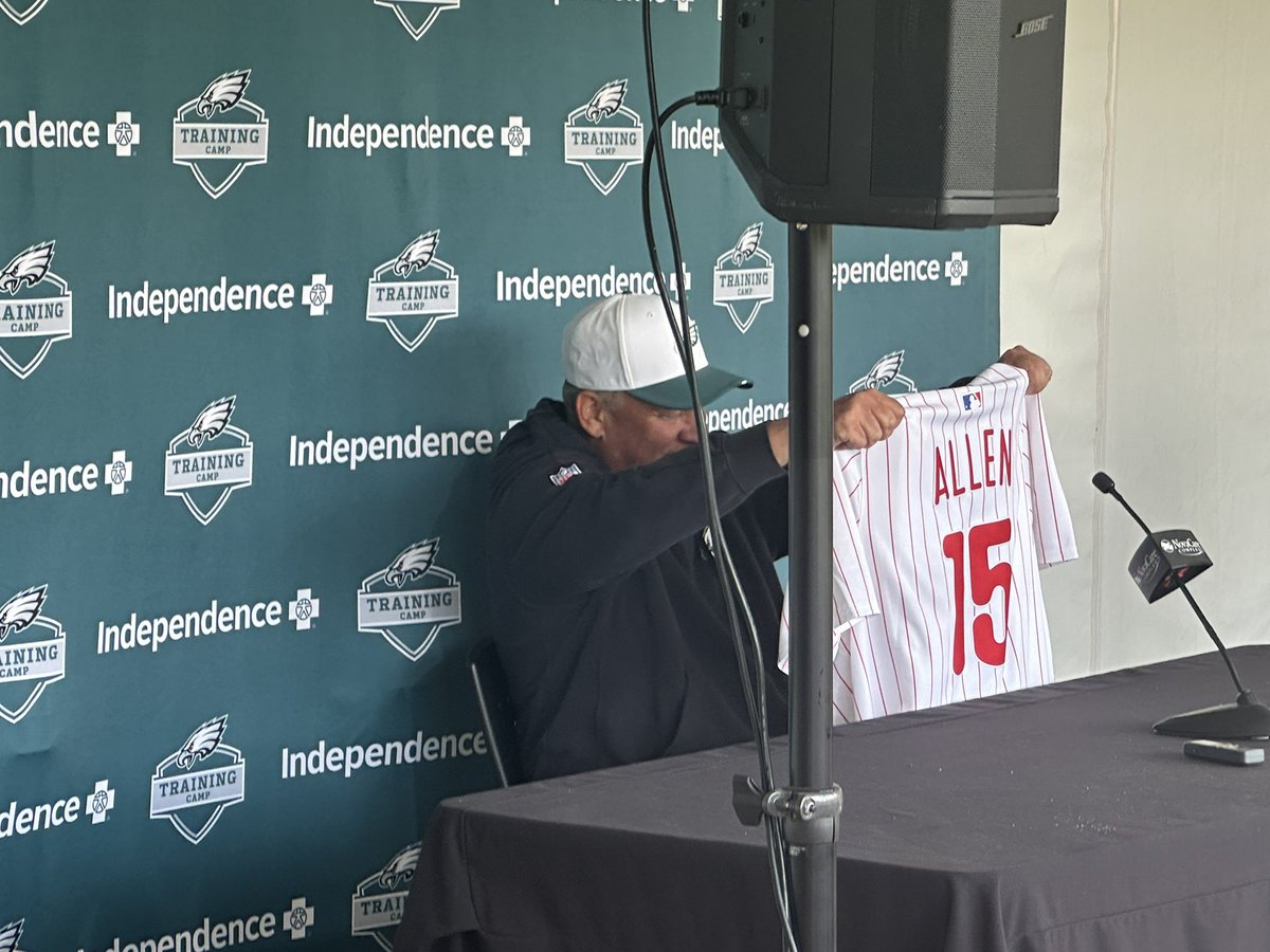 Vic Fangio says the Phillies got him a Dick Allen jersey. His all-time favorite player.

#Eagles