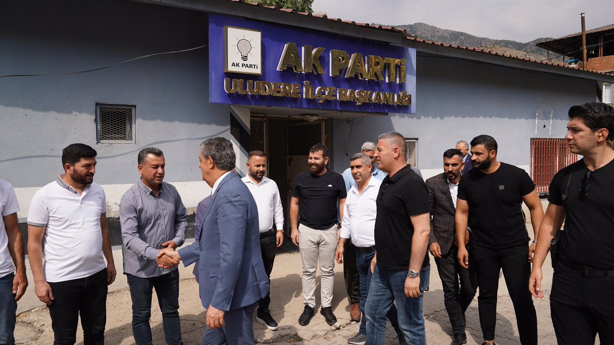 Uludere İlçe Başkanımız Sayın Ahmet Tonka ve kıymetli yönetimini ziyaret ettik.
Değerli ev sahipliği dolayısıyla Sayın Başkanımıza ve değerli teşkilat mensuplarımıza şükranlarımı sunuyorum.
