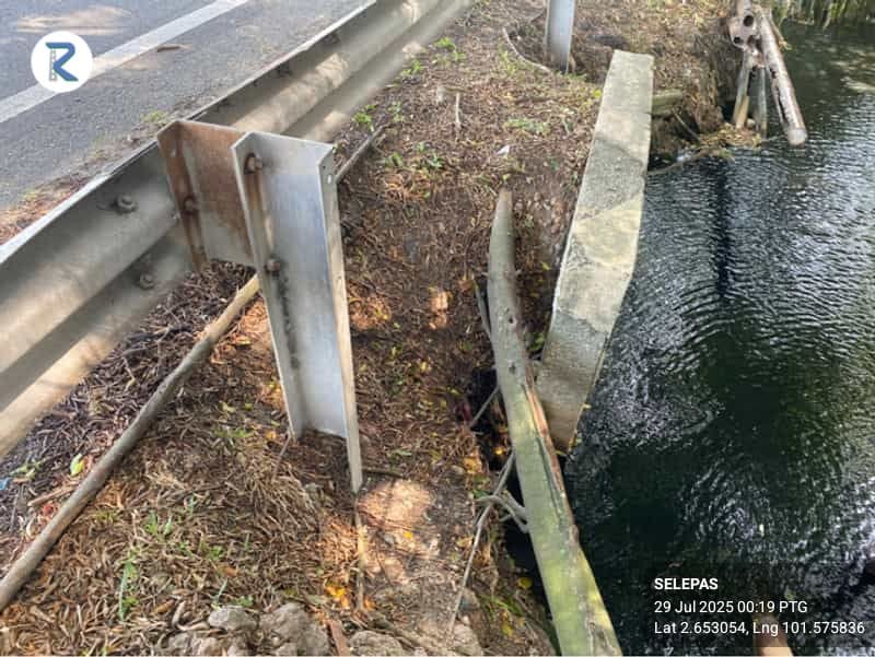JkrKualaLangat (@jkrkualalangat) on Twitter photo 29/07/2025 - JKR Kuala Langat melalui konsesi Roadcare telah menjalankan Kerja Pembersihan Pembetong di Laluan FT0005 Jalan Sepang - Klang, Seksyen 369.90, Landmark Kawasan di Kampung Tumbuk.
#IAMJKR
#KITAJKRSELANGOR
#KITACEKAP
<a href="/IPJKR_Official/">JKR Malaysia Rasmi</a>
<a href="/JKRSelangor/">JKR Selangor</a>
<a href="/Roadcare_HQ/">ROADCARE (M) SDN BHD</a> 29/07/2025 - JKR Kuala Langat melalui konsesi Roadcare telah menjalankan Kerja Pembersihan Pembetong di Laluan FT0005 Jalan Sepang - Klang, Seksyen 369.90, Landmark Kawasan di Kampung Tumbuk.
#IAMJKR
#KITAJKRSELANGOR
#KITACEKAP
<a href="/IPJKR_Official/">JKR Malaysia Rasmi</a>
<a href="/JKRSelangor/">JKR Selangor</a>
<a href="/Roadcare_HQ/">ROADCARE (M) SDN BHD</a>