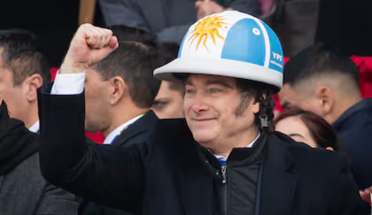 andresgiardello's tweet photo. @JMilei Lloren chicos lloren! Ya llegó Playmobil Papada! https://t.co/2AQ9c6Z3ND