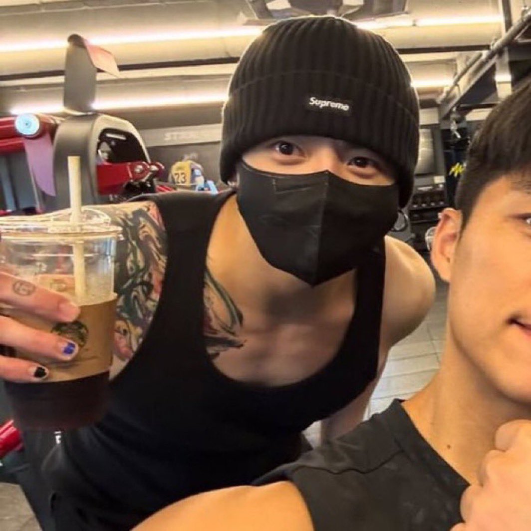 jkcolector's tweet photo. JUNGKOOK’S TATTOO OH MY GOD?? https://t.co/3lSf1OVho7