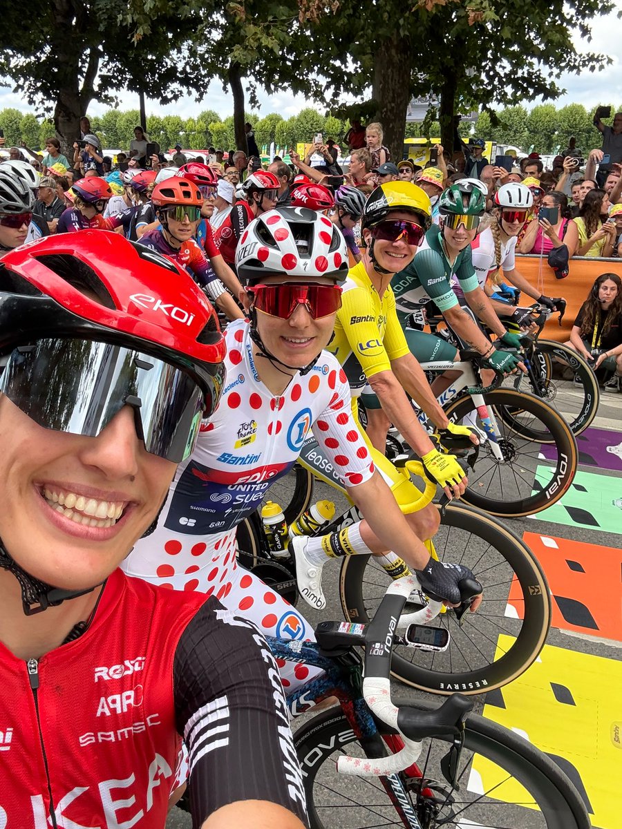 You know it's going to be a good day when the start line selfie is this good 😍

Quand le selfie de départ est aussi réussi, on sait que la journée va être bonne 😍

#TDFF2025  | #WatchTheFemmes | @gozwift