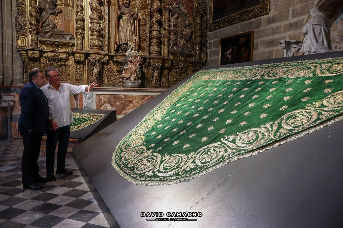 El Cabildo (@cabildomuchodxt) on Twitter photo Se ha presentado en la Capilla de San Laureano de la Catedral de Sevilla el manto verde de la Virgen de los Reyes, trabajo del taller de Sucesores de Esperanza Elena Caro.
La pieza será la que la Virgen porte en la salida del 15 de agosto.
#ElCabildo <a href="/photo_dcamacho/">David Camacho</a> Se ha presentado en la Capilla de San Laureano de la Catedral de Sevilla el manto verde de la Virgen de los Reyes, trabajo del taller de Sucesores de Esperanza Elena Caro.
La pieza será la que la Virgen porte en la salida del 15 de agosto.
#ElCabildo <a href="/photo_dcamacho/">David Camacho</a>