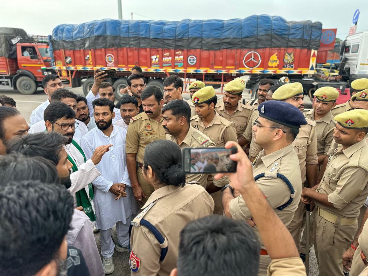 AIMIM (@aimim_national) on Twitter photo क्या अब उत्तर प्रदेश में किसी पीड़ित परिवार से मिलना और संवेदना प्रकट करना भी जुर्म माना जाने लगा है?
आज दिनांक 29 जुलाई को AIMIM उत्तर प्रदेश अध्यक्ष <a href="/imshaukatali/">Shaukat Ali</a> साहब के नेतृत्व में पार्टी का एक प्रतिनिधिमंडल, मरहूम आरिश खान के परिजनों से मुलाकात कर संवेदना प्रकट करने के लिए क्या अब उत्तर प्रदेश में किसी पीड़ित परिवार से मिलना और संवेदना प्रकट करना भी जुर्म माना जाने लगा है?
आज दिनांक 29 जुलाई को AIMIM उत्तर प्रदेश अध्यक्ष <a href="/imshaukatali/">Shaukat Ali</a> साहब के नेतृत्व में पार्टी का एक प्रतिनिधिमंडल, मरहूम आरिश खान के परिजनों से मुलाकात कर संवेदना प्रकट करने के लिए