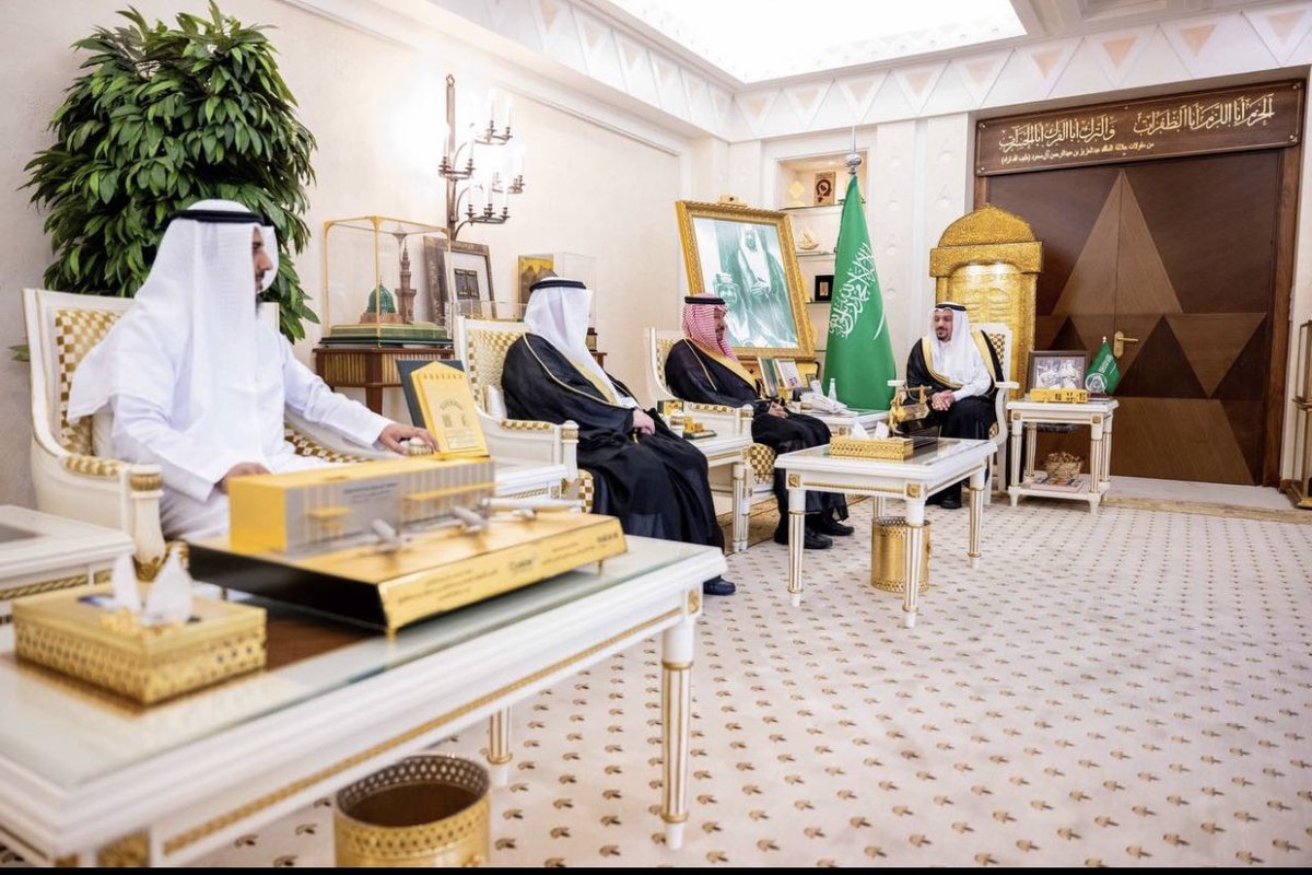 MYFOOD1158's tweet photo. سمو #أمير_منطقة_القصيم يتسلم التقرير السنوي لجمعية طعامي” لعام 2024م. https://t.co/UWjg3iQ5Vn