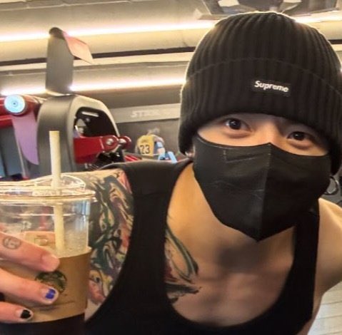 kookflowers's tweet photo. O tamanho da Tatuagem de Jeon Jungkook?? Ele simplesmente maravilhoso de regata e as unhas seguem pintadas!!! https://t.co/XSvWES5C37