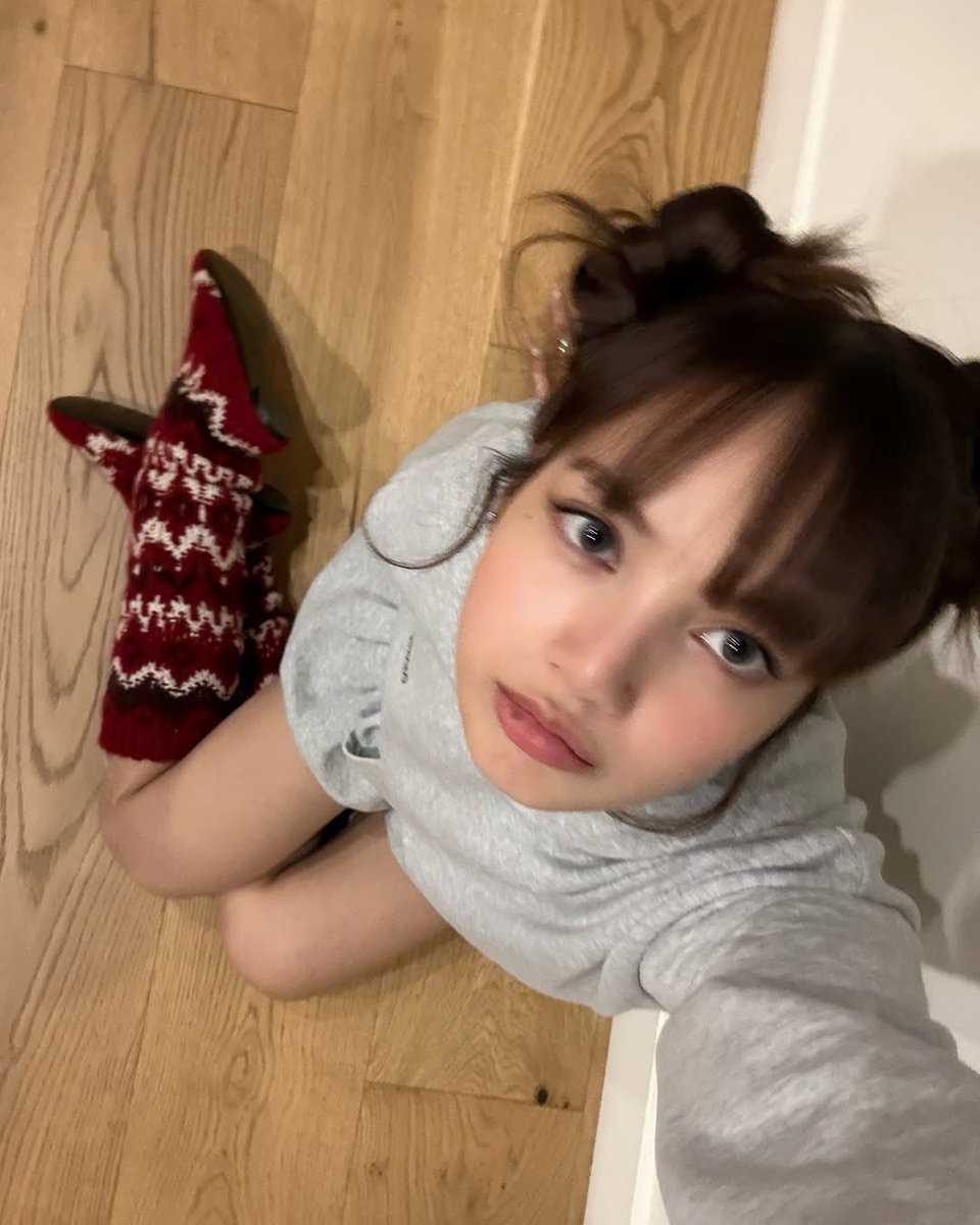 ALTEG0S's tweet image. her looking more adorable from this angle🥹🥹