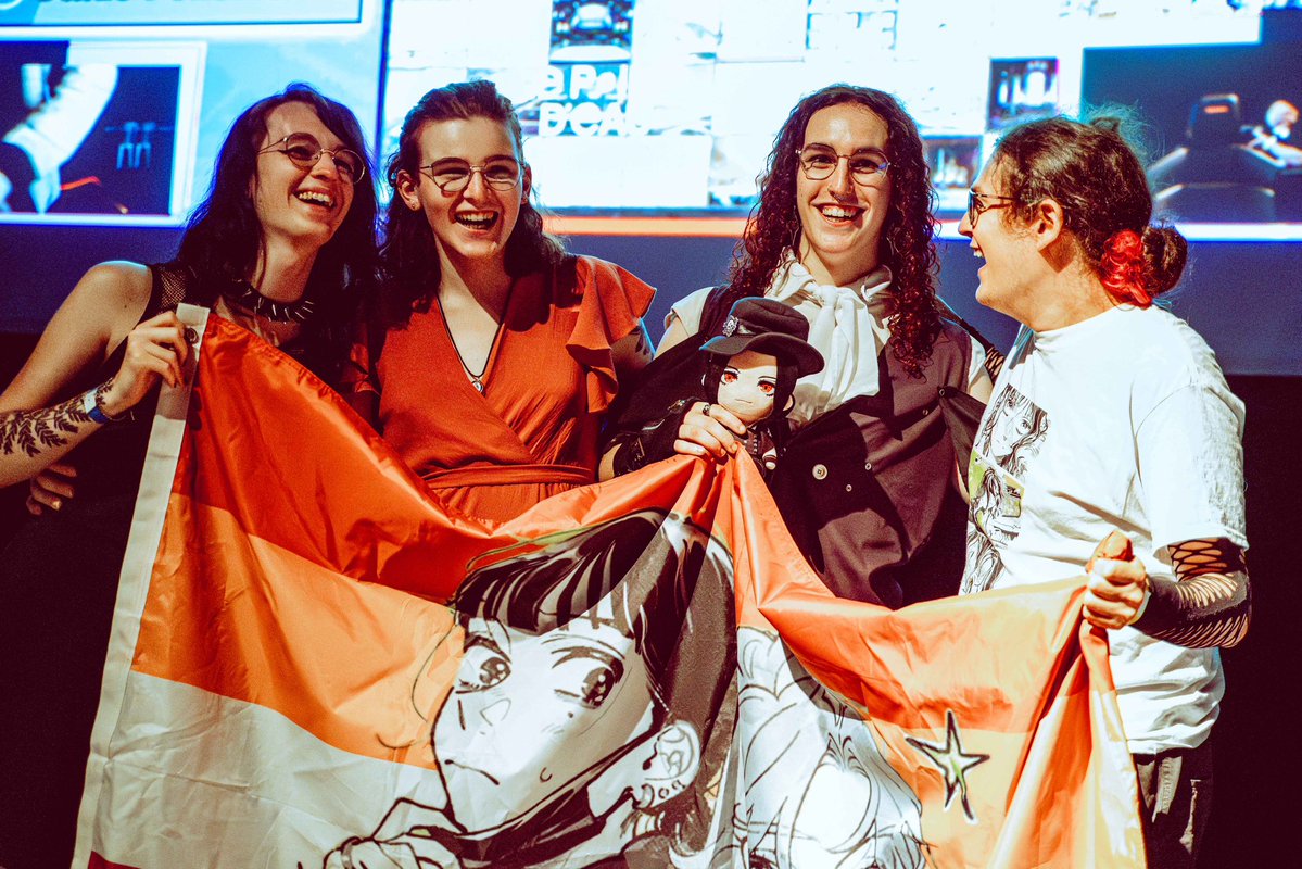 HRT/QG/SPDX | Maria Soupe 🏳️⚧️ (@steelsoupe) on Twitter photo Trop contente d’avoir fait cette Hoplan et d’avoir cette photo de la SPDX !! C’était un évent vraiment merveilleux, un an après celui où j’ai rencontré pleins de personnes incroyables et précieuses dans ma vie 💜
Merci <a href="/PyjaSSB/">R-B | Pyja 📸🍉</a> pour les sublimes photos ! Trop contente d’avoir fait cette Hoplan et d’avoir cette photo de la SPDX !! C’était un évent vraiment merveilleux, un an après celui où j’ai rencontré pleins de personnes incroyables et précieuses dans ma vie 💜
Merci <a href="/PyjaSSB/">R-B | Pyja 📸🍉</a> pour les sublimes photos !